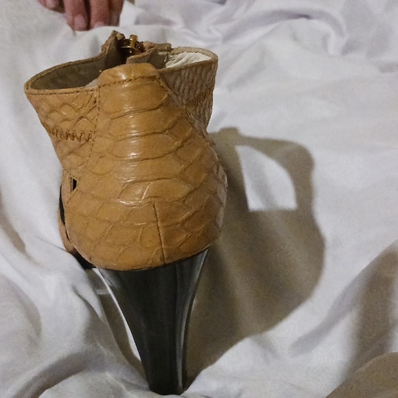 Size 9, 9 1/2 Micheal Kors T-strap heels... - Picture 3 of 5